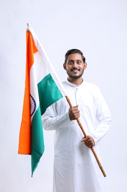 Jeune homme indien tenant le drapeau national indien à la main sur fond blanc