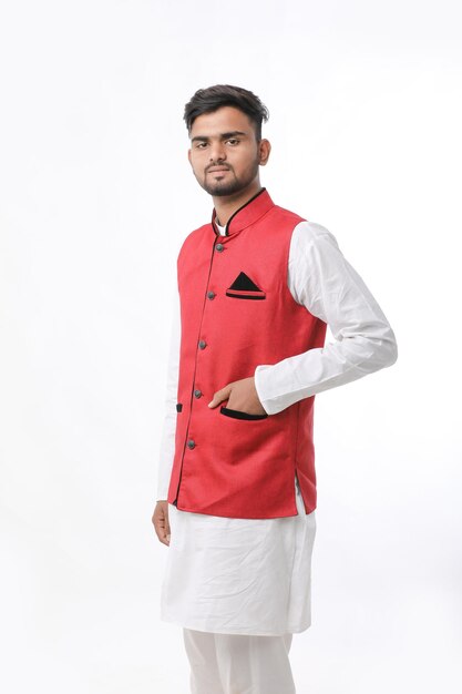 Jeune homme indien en tenue traditionnelle et donnant une expression sur fond blanc.