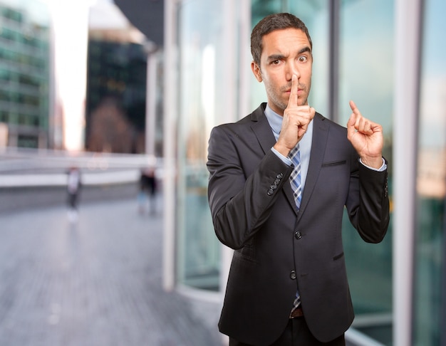 Un jeune homme inquiet demande le silence