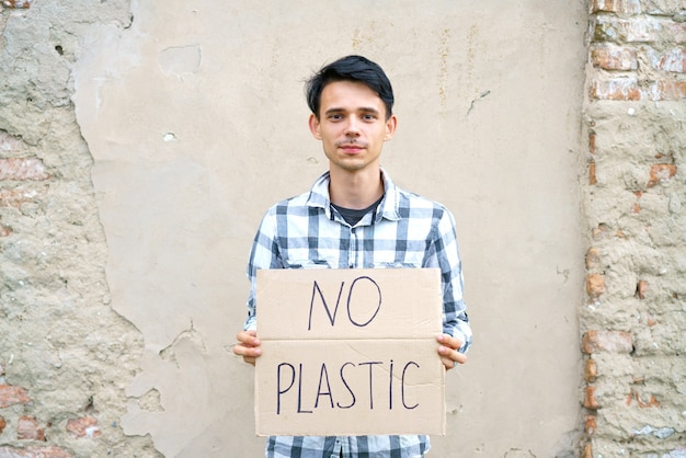 Jeune homme avec l'inscription sur le carton aucun type caucasien en plastique lors d'une manifestation contre ...