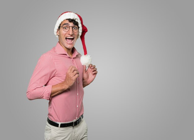 Jeune homme intelligent à Noël