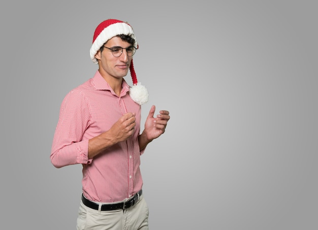 Jeune homme intelligent à Noël