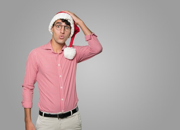 Jeune homme intelligent à Noël