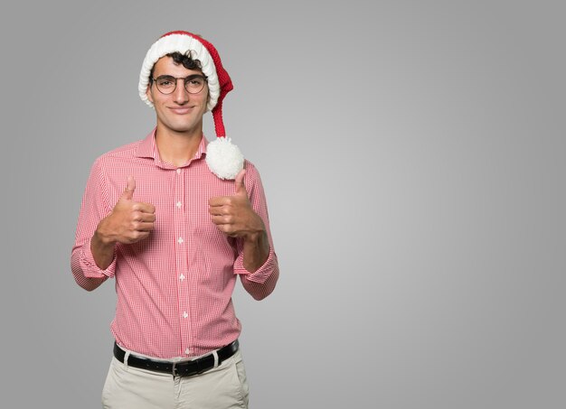 Jeune homme intelligent à Noël