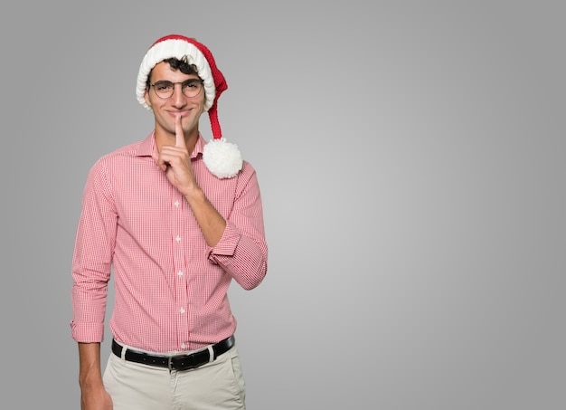 Jeune homme intelligent à Noël