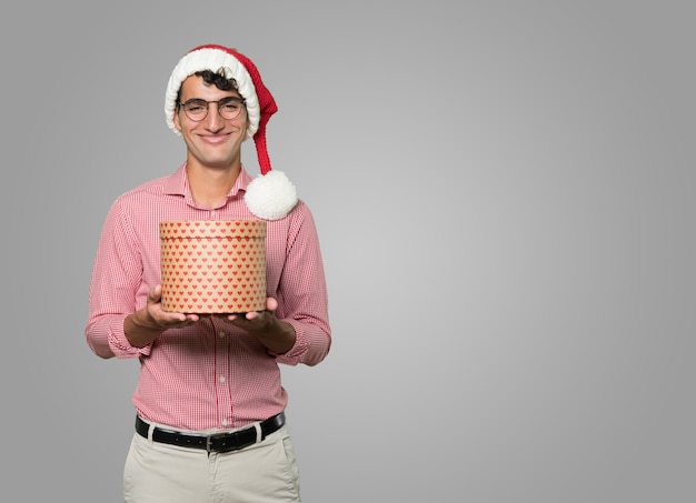 Jeune homme intelligent à Noël