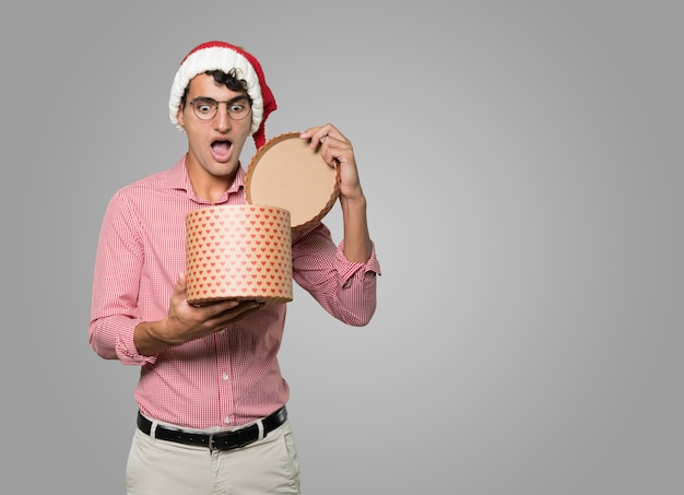 Jeune homme intelligent à Noël