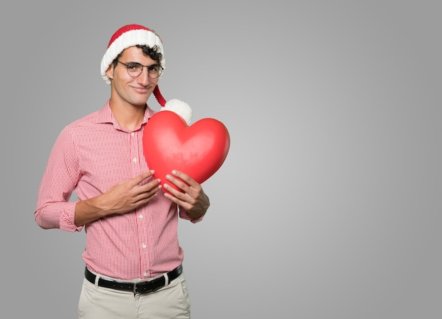 Jeune homme intelligent à Noël