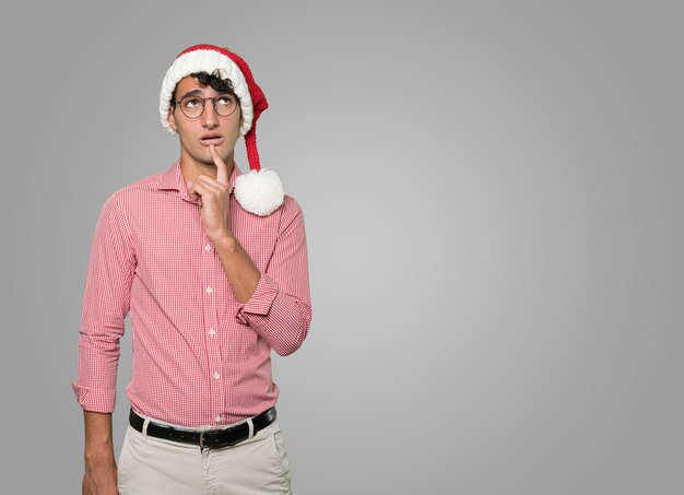 Jeune homme intelligent à Noël