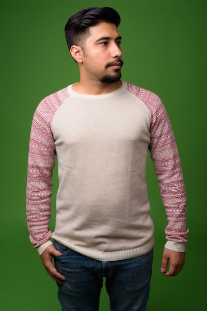 Jeune homme iranien barbu sur vert