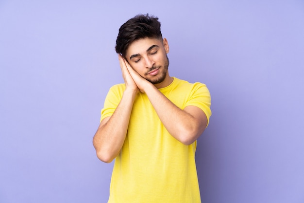 Jeune homme isolé sur violet