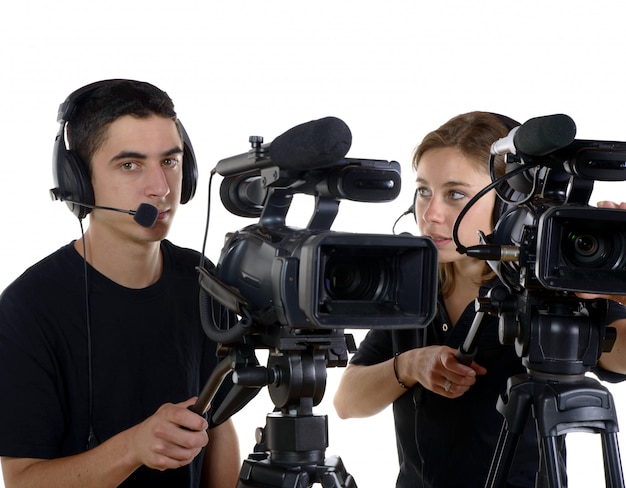 Jeune homme et jeune femme avec des caméras vidéo