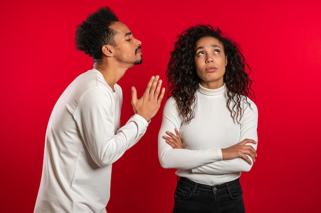 Photo un jeune homme et une jeune femme sur un fond rouge.