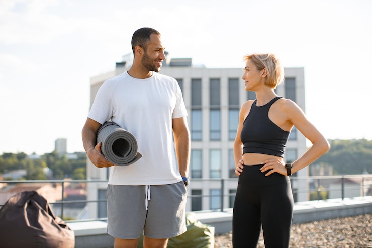 Photo un jeune homme et une jeune femme sportifs se reposent après un échauffement sportif actif.