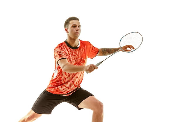 Jeune homme jouant au badminton. joueur de badminton en action, mouvement, mouvement. attaque et défense