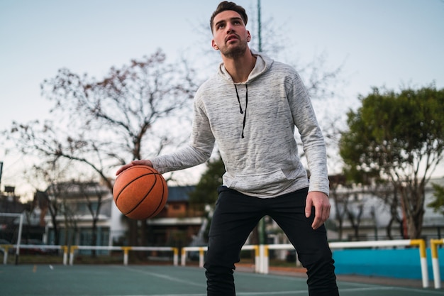 Jeune homme jouant au basket.