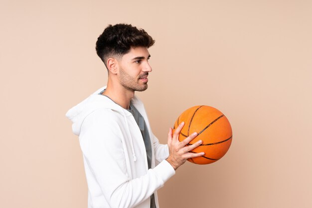 Jeune homme jouant au basketball