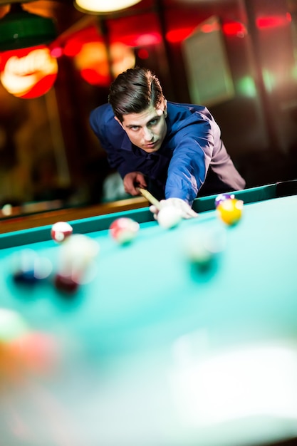 Jeune homme jouant au billard