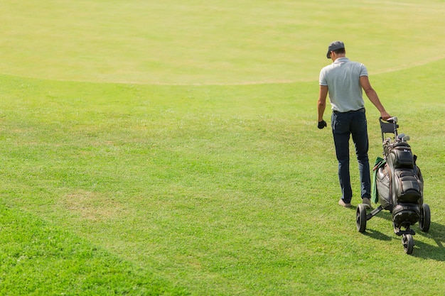 Jeune homme jouant au golf