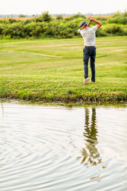 Jeune homme jouant au golf