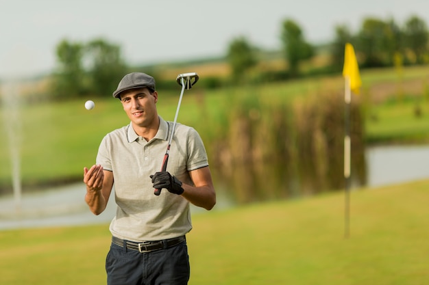 Jeune homme jouant au golf