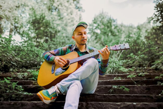 Un jeune homme jouant de la guitare.