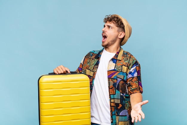 Jeune homme jouant de l'opéra ou chantant lors d'un concert ou d'un spectacle, se sentant romantique, artistique et passionné. concept de vacances