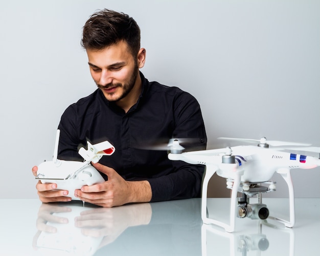 Jeune homme jouant avec son drone