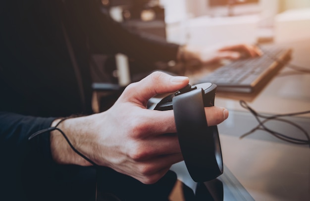 Le jeune homme joue à un jeu au bureau.