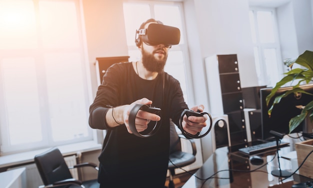 Le jeune homme joue à un jeu au bureau.