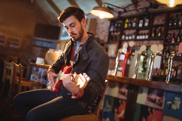 Jeune homme, jouer guitare