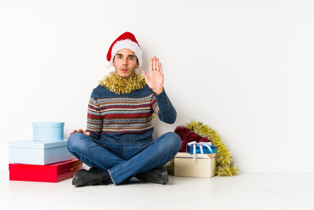 Jeune homme le jour de Noël criant vers un espace de copie