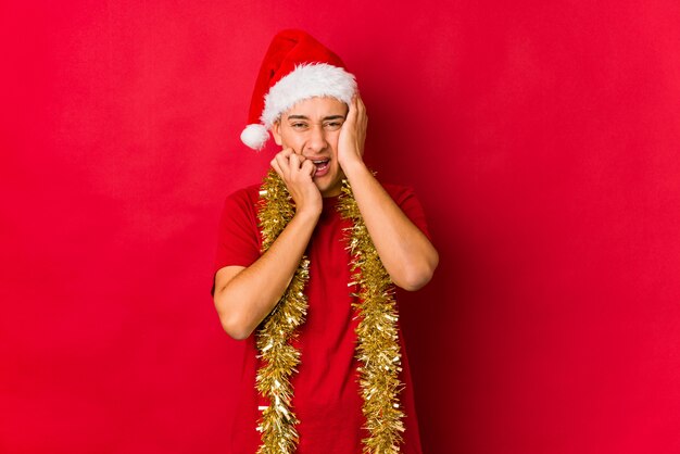 Jeune homme le jour de Noël se lamentant et pleurant inconsciemment.