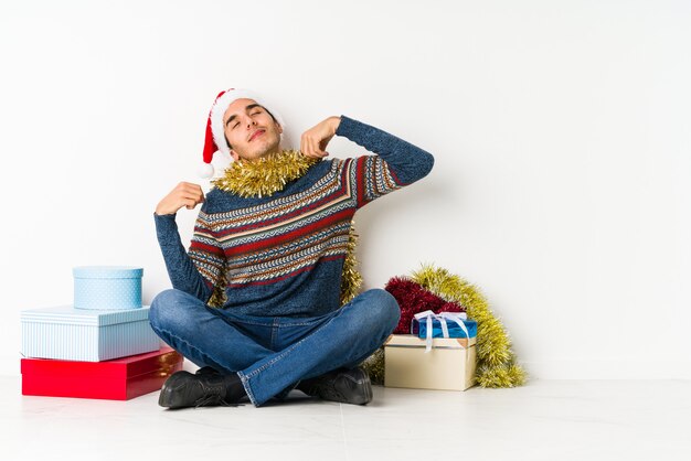 Jeune homme le jour de Noël se ronger les ongles, nerveux et très inquiet.