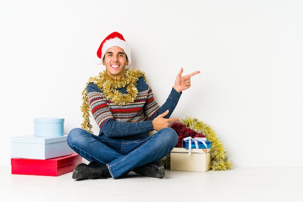 Jeune homme le jour de Noël touchant les temples et ayant des maux de tête.