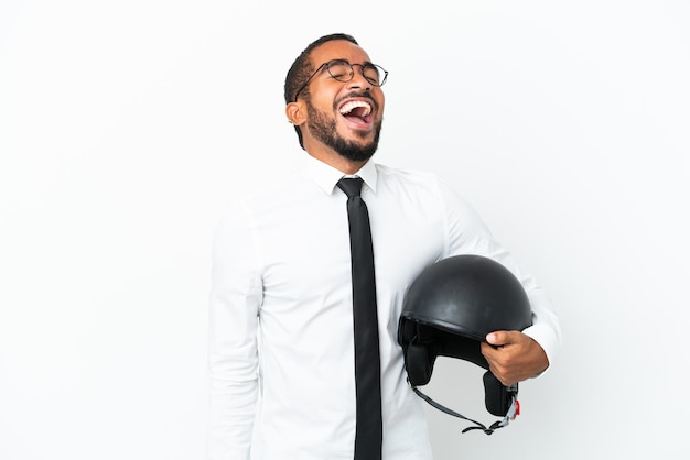 Jeune homme latin d'affaires avec un casque de moto isolé sur fond blanc en riant