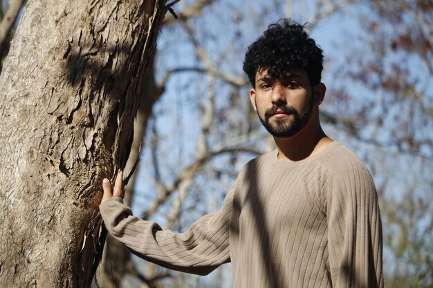 Un jeune homme latin dans la nature