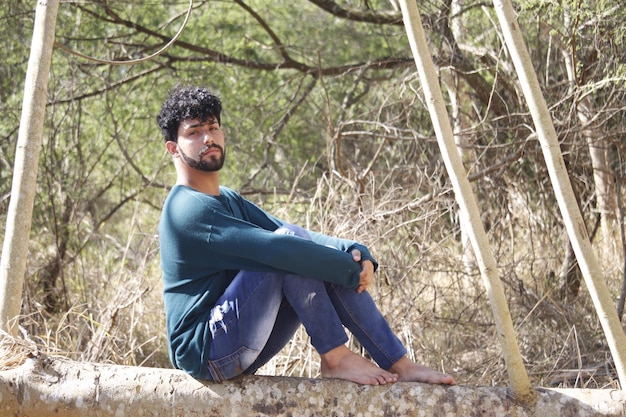 Un jeune homme latin dans la nature