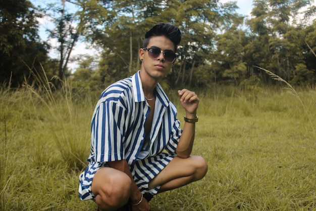 Un jeune homme latin dans la nature