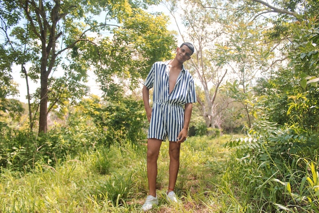 Un jeune homme latin dans la nature