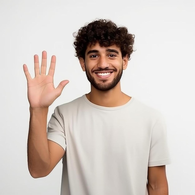 jeune homme latin sur un fond blanc isolé tenant un espace de copie sur une paume