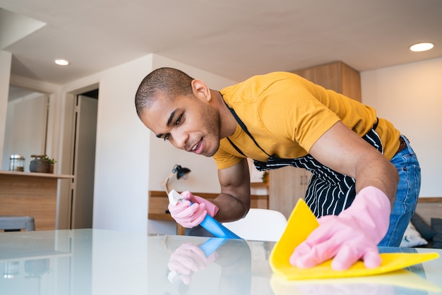 Jeune homme latin, nettoyage à domicile.