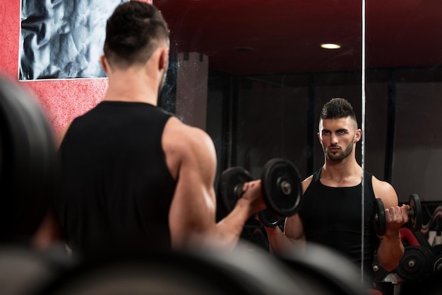 jeune homme, levage, haltère, dans, gymnase