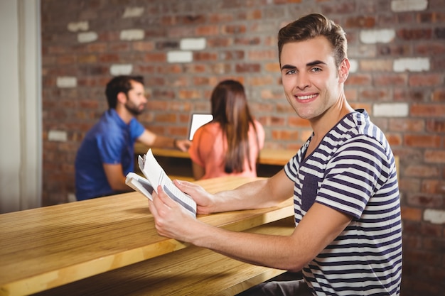 Jeune homme lisant un journal