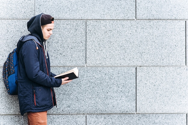 Jeune homme lisant un livre