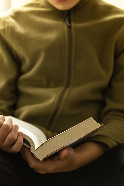 Un jeune homme lisant un livre