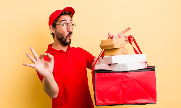 Jeune homme livre un concept de restauration rapide à emporter