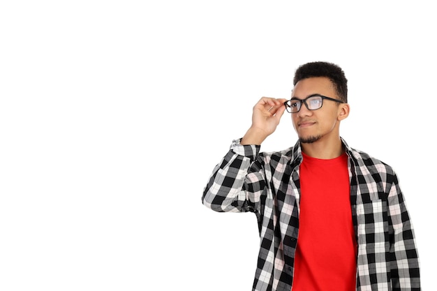 Jeune homme à lunettes isolé sur fond blanc