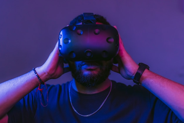 Jeune homme avec des lunettes de réalité virtuelle