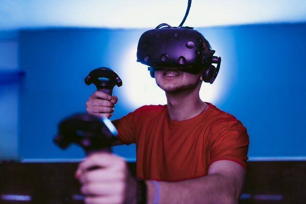 Jeune homme avec des lunettes de réalité virtuelle